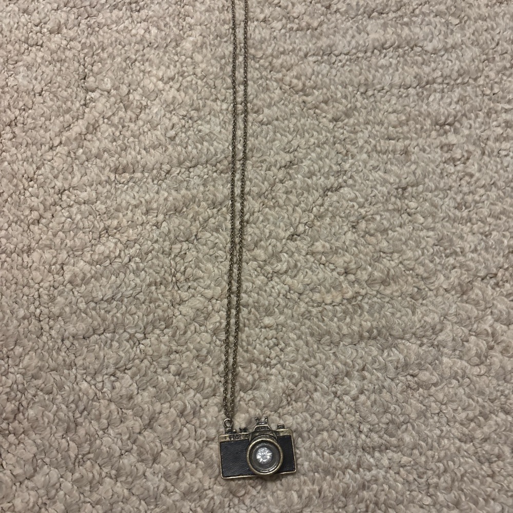 Camera Pendant Necklace with antique look - Picture 2 of 7